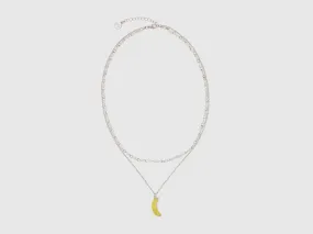 Collar de doble vuelta con colgante de plátano amarillo